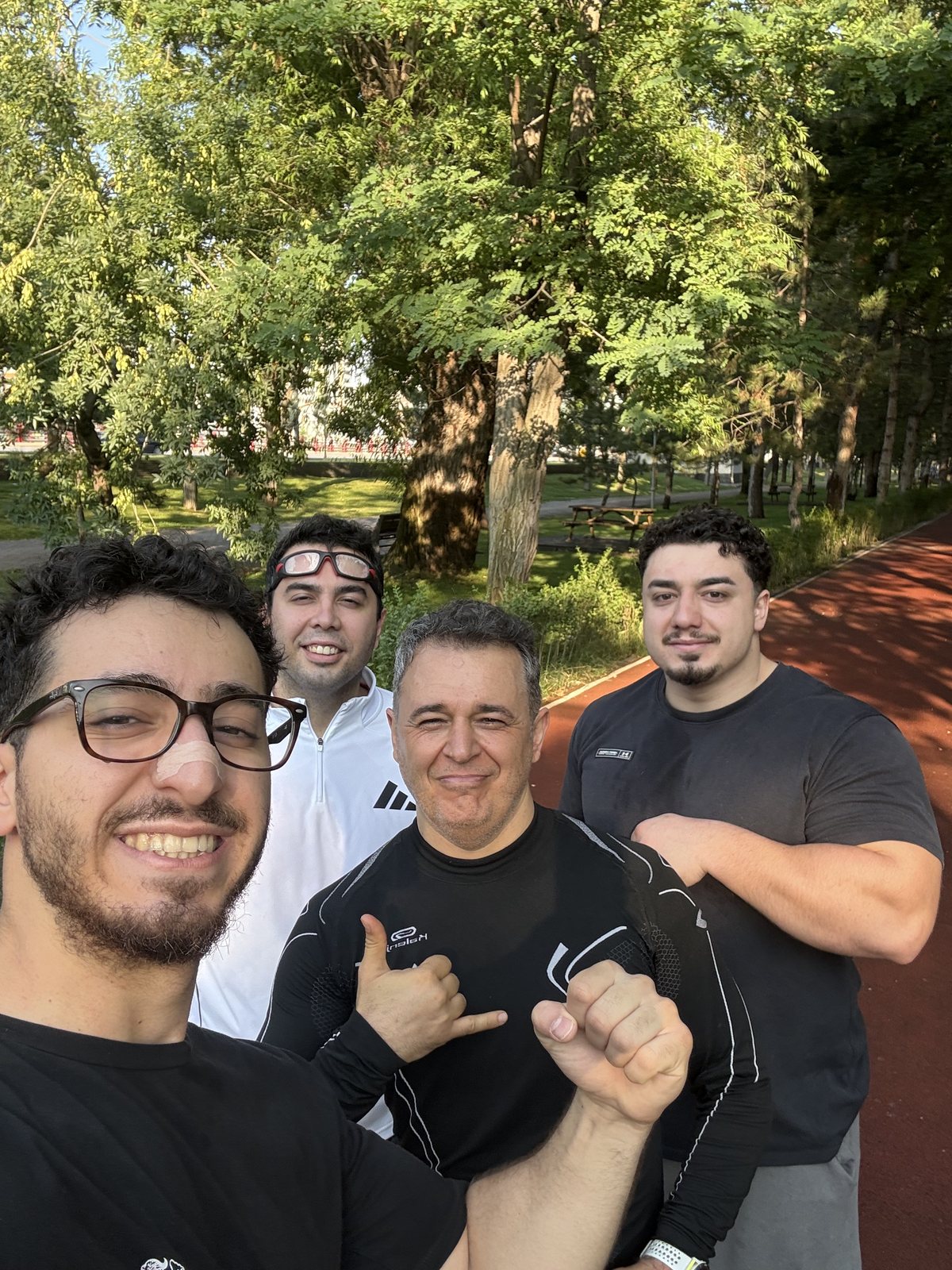 Parkta antrenman sonrası HYRUN topluluğu